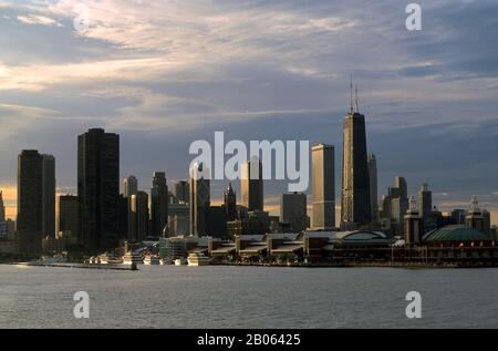 USA, ILLINOIS, CHICAGO, LAKE MICHIGAN, BLICK AUF NAVY PIER UND SKYLINE Stockfoto