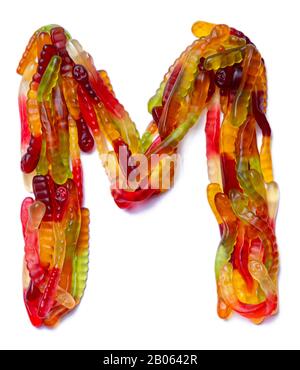 Buchstabe M des englischen Alphabets aus mehrfarbiger Kaumarmalade auf weiß isoliertem Hintergrund. Lebensmittelmuster aus Süßigkeiten von Kindern Schlange Stockfoto