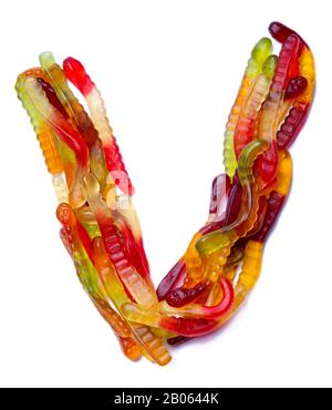 Buchstabe V des englischen Alphabets aus mehrfarbigem Kaumarmalade auf weiß isoliertem Hintergrund. Lebensmittelmuster aus Süßigkeiten von Kindern Schlange Stockfoto