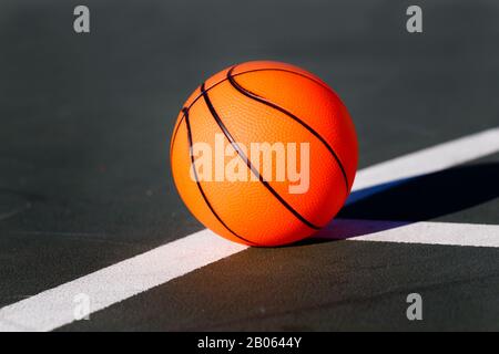 Kinder Basketball Toy auf schwarzem Asphalt Freiwurflinie Stockfoto