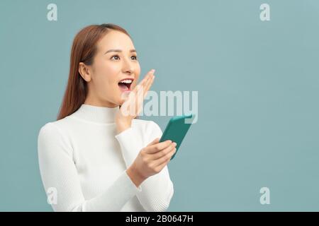 Foto lustige funky Lady können Sie über Ihre interessante digitale Gadget isoliert violette Hintergrund Stockfoto