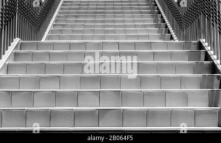 Treppen mit Tile, Die In Schwarzweiß nach oben oder Unten Führen Stockfoto