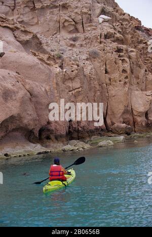 MEXIKO, BAJA CALIFORNIA, ISLA PARTIDA, ENSENADA GRANDE, KAJAKFAHREN FÜR FRAUEN Stockfoto