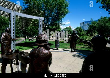 KANADA, ALBERTA, CALGARY, OLYMPIC PLAZA, BERÜHMTE FÜNF SKULPTUREN (FRAUENAKTIVISTEN) Stockfoto