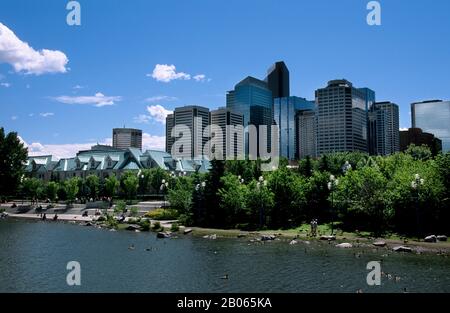 KANADA, ALBERTA, CALGARY, EAU CLAIRE FESTIVAL MARKET, PARK, BLICK VON DER BRÜCKE Stockfoto