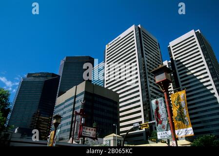 KANADA, ALBERTA, CALGARY, CHINATOWN, DOWNTOWN IM HINTERGRUND Stockfoto