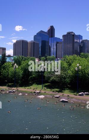 KANADA, ALBERTA, CALGARY, EAU CLAIRE FESTIVAL MARKET, PARK, BLICK VON DER BRÜCKE Stockfoto