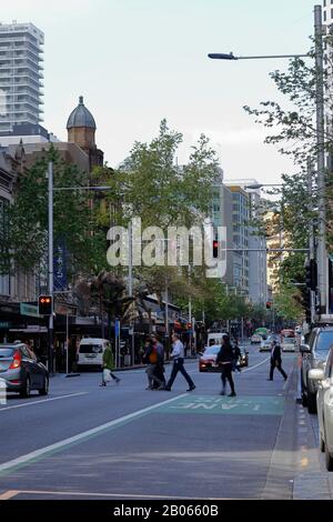 Urbane Landschaft. Straßenszene in der Queen Street, Auckland, Neuseeland mit dem historischen Vulkangebäude auf der linken Seite Stockfoto