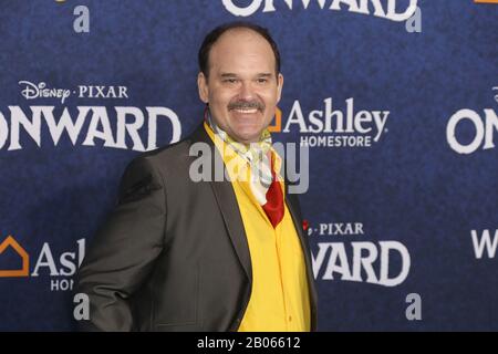 Los Angeles, USA. Februar 2020. Mel Rodriguez auf der Weltpremiere "Onward" im El Capitan Theatre in Los Angeles, Kalifornien, 18. Februar 2020. Fotokredit: Joseph Martinez/PictureLux Credit: PictureLux/The Hollywood Archive/Alamy Live News Stockfoto