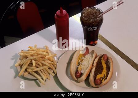 USA, MICHIGAN, DETROIT, DOWNTOWN, AMERICAN CONEY ISLAND, HOT DOGS, COLA UND POMMES FRITES Stockfoto