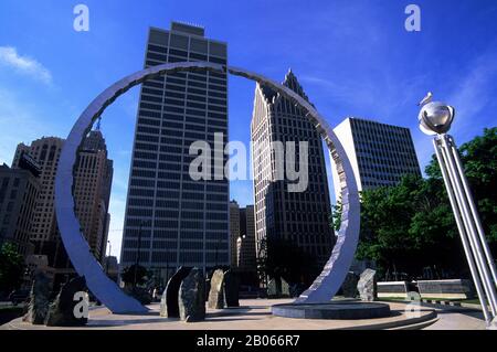 USA, MICHIGAN, DETROIT, FLUSSUFER, HART PLAZA, TRANSCENDING, SKULPTUR, IM HINTERGRUND IM STADTZENTRUM Stockfoto