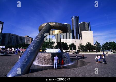 USA, MICHIGAN, DETROIT, FLUSSUFER, DODGE FOUNTAIN, RENAISSANCE CENTER IM HINTERGRUND Stockfoto