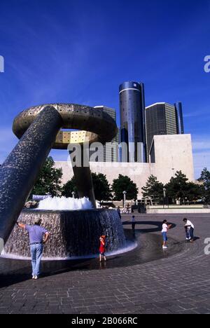 USA, MICHIGAN, DETROIT, FLUSSUFER, SPRINGBRUNNEN, RENAISSANCE-ZENTRUM IM HINTERGRUND Stockfoto