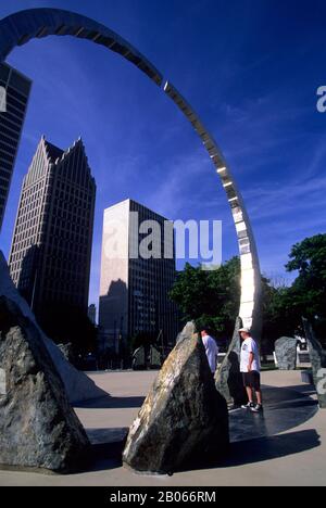 USA, MICHIGAN, DETROIT, FLUSSUFER, HART PLAZA, TRANSCENDING, SKULPTUR, IM HINTERGRUND IM STADTZENTRUM Stockfoto