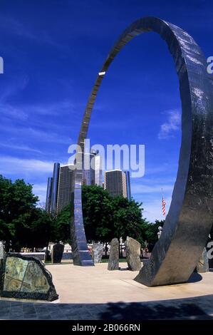 USA, MICHIGAN, DETROIT, FLUSSUFER, HART PLAZA, TRANSCENDING, SKULPTUR, RENAISSANCE-ZENTRUM IM HINTERGRUND Stockfoto