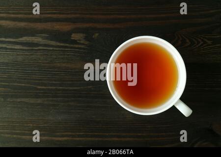 Top View of Japanese Rösted Barley Tea or Mugicha on Dark Color Wooden Table with Copy Space Stockfoto