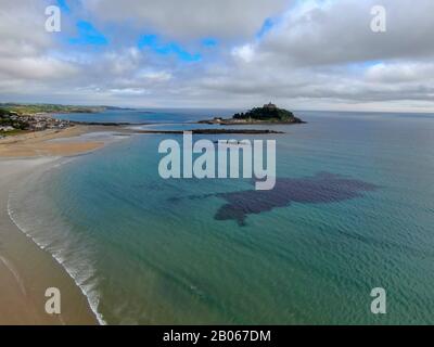 ST Michael's Mount ist eine kleine Gezeiteninsel in Mount's Bay, Cornwall, England, Großbritannien. Schloss und Kapelle auf der Spitze des Reithalts. September 2020 Stockfoto