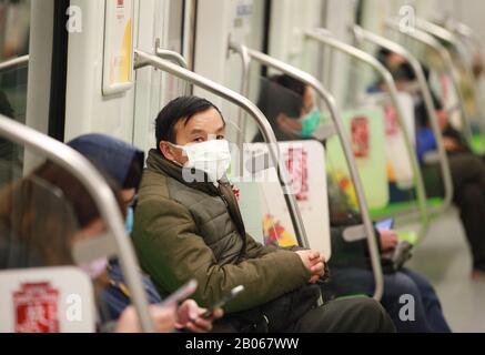 Jiangsu, Jiangsu, China. Feb. 2020. Jiangsu, CHINA-A-U-Bahn-Station in Nanjing, der ostchinesischen Provinz Jiangsu, trifft am 19. Februar 2020 eine Reihe von Maßnahmen, um die Gesundheit und Sicherheit seiner Bewohner und Passagiere auf ihren Reisen zu gewährleisten sowie die Epidemie zu verhindern und zu kontrollieren.Passagiere, die Masken tragen, nehmen die U-Bahn-Linie 3 von Nanjing. Kredit: Zuma Press, Inc./Alamy Live News Stockfoto