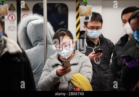 Jiangsu, Jiangsu, China. Feb. 2020. Jiangsu, CHINA-A-U-Bahn-Station in Nanjing, der ostchinesischen Provinz Jiangsu, trifft am 19. Februar 2020 eine Reihe von Maßnahmen, um die Gesundheit und Sicherheit seiner Bewohner und Passagiere auf ihren Reisen zu gewährleisten sowie die Epidemie zu verhindern und zu kontrollieren.Passagiere, die Masken tragen, nehmen die U-Bahn-Linie 3 von Nanjing. Kredit: Zuma Press, Inc./Alamy Live News Stockfoto