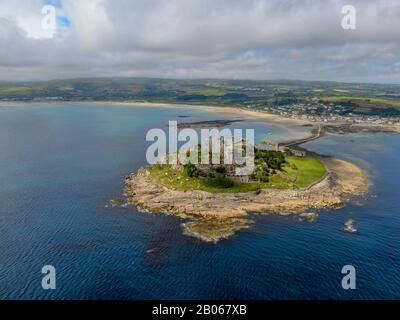 ST Michael's Mount ist eine kleine Gezeiteninsel in Mount's Bay, Cornwall, England, Großbritannien. Schloss und Kapelle auf der Spitze des Reithalts. September 2020 Stockfoto