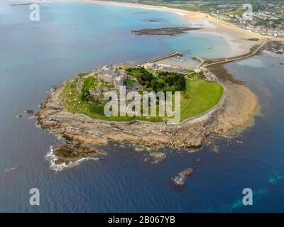 ST Michael's Mount ist eine kleine Gezeiteninsel in Mount's Bay, Cornwall, England, Großbritannien. Schloss und Kapelle auf der Spitze des Reithalts. September 2020 Stockfoto