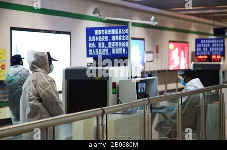 Jiangsu, Jiangsu, China. Feb. 2020. Jiangsu, CHINA-A-U-Bahn-Station in Nanjing, der ostchinesischen Provinz Jiangsu, trifft am 19. Februar 2020 eine Reihe von Maßnahmen, um die Gesundheit und Sicherheit seiner Bewohner und Passagiere auf ihren Reisen zu gewährleisten sowie die Epidemie zu verhindern und zu kontrollieren.Passagiere, die Masken tragen, nehmen die U-Bahn-Linie 3 von Nanjing. Kredit: Zuma Press, Inc./Alamy Live News Stockfoto