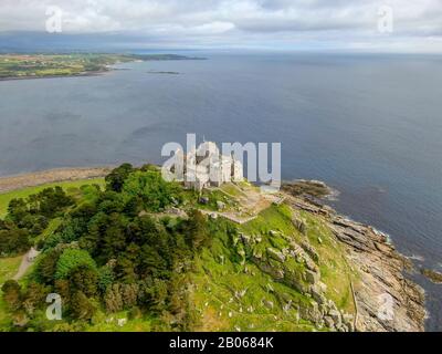 ST Michael's Mount ist eine kleine Gezeiteninsel in Mount's Bay, Cornwall, England, Großbritannien. Schloss und Kapelle auf der Spitze des Reithalts. September 2020 Stockfoto