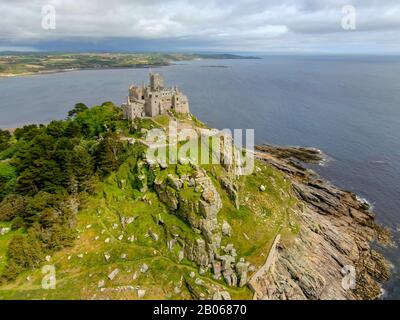 ST Michael's Mount ist eine kleine Gezeiteninsel in Mount's Bay, Cornwall, England, Großbritannien. Schloss und Kapelle auf der Spitze des Reithalts. September 2020 Stockfoto