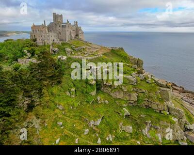 ST Michael's Mount ist eine kleine Gezeiteninsel in Mount's Bay, Cornwall, England, Großbritannien. Schloss und Kapelle auf der Spitze des Reithalts. September 2020 Stockfoto