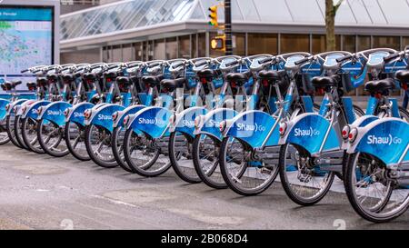 Vancouver, BC Kanada - 13. März 2019: Eine Reihe von Fahrrädern an der mobi Bike-share Station. Stockfoto
