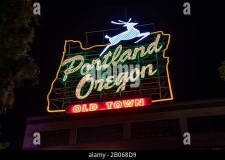 Portland, OR/USA - 9. Juni 2019: Kultige Neon-Zeichen Der Altstadt in der Nacht Stockfoto