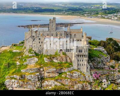 ST Michael's Mount ist eine kleine Gezeiteninsel in Mount's Bay, Cornwall, England, Großbritannien. Schloss und Kapelle auf der Spitze des Reithalts. September 2020 Stockfoto