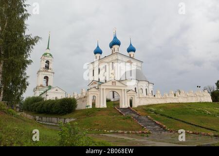 Katunki Russland - 03. August 2016: Blick auf eine Geburtskirche der Heiligen Jungfrau. Weiß hohe Kirche mit 5 blauen Kuppeln und einem Kirchturm Stockfoto