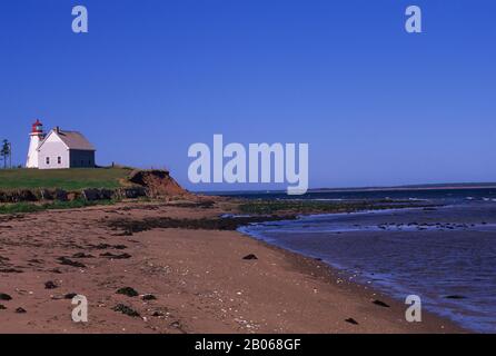 KANADA, PRINCE EDWARD ISLAND, PANMURE ISLAND PROVINZPARK, STRAND, LEUCHTTURM Stockfoto