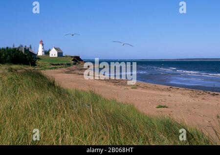 KANADA, PRINCE EDWARD ISLAND, PANMURE ISLAND PROVINZPARK, STRAND, LEUCHTTURM Stockfoto