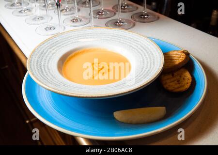 Linsensuppe mit Gemüse und Kalbfleisch. Serviert mit Zitrone und Toast. Stockfoto