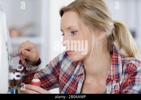 Weibliche Klempner Arbeiten an zentralen Heizkessel Stockfoto