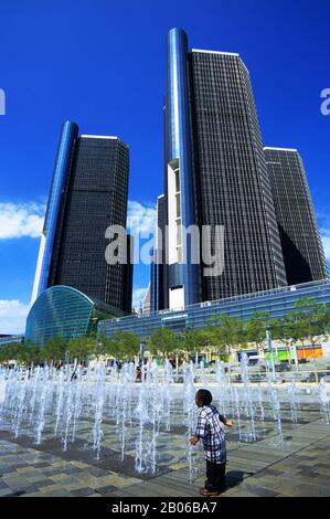 USA, MICHIGAN, DETROIT, RENAISSANCE CENTER, FLUSSUFER, BRUNNEN, JUNGE Stockfoto