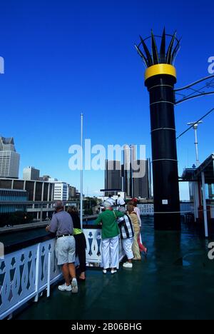 USA, MICHIGAN, DETROIT, BLICK AUF DAS RENAISSANCE-ZENTRUM, PRINCESS RIVERBOAT, MENSCHEN Stockfoto