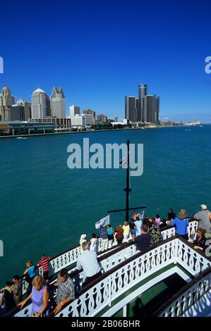 USA, MICHIGAN, DETROIT, BLICK AUF DAS RENAISSANCE-ZENTRUM, PRINCESS RIVERBOAT, MENSCHEN Stockfoto