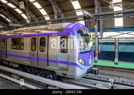 Der U-Bahn-Zug, der am 18. Januar 2020 in Kolkata am Bahnsteig des U-Bahn-Systems Kolkata East West anfährt Stockfoto