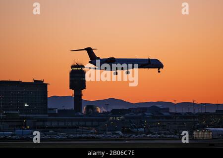 Richmond, British Columbia, Kanada. Februar 2020. Ein Air Canada Express (Jazz Aviation) Bombardier CRJ900 zweimotorige Regionaljet landet bei Sonnenuntergang, Vancouver International Airport. Kredit: Bayne Stanley/ZUMA Wire/Alamy Live News Stockfoto