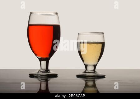 Rotwein, Bier, Apfelsaft, Weinglas, Glaswaren, Getränke Stockfoto