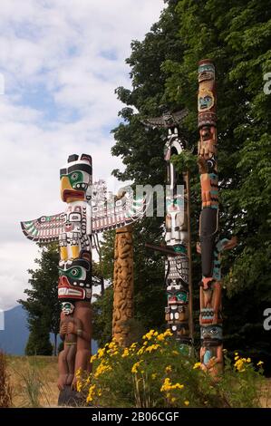 KANADA, BRITISH COLUMBIA, VANCOUVER, STANLEY PARK, TOTEMPFÄHLE Stockfoto
