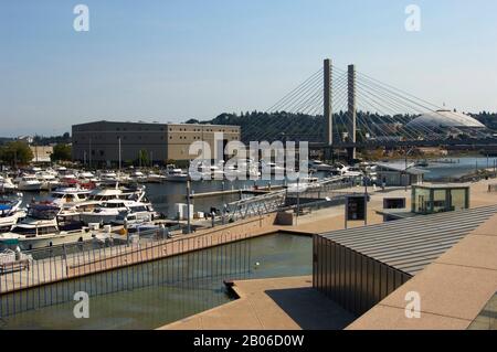 USA, WASHINGTON STATE, TACOMA, WATERFRONT PARK, MUSEUM OF GLASS, BLICK AUF MARINA Stockfoto