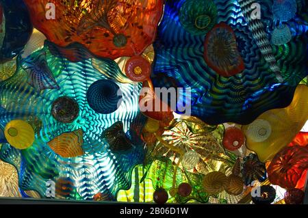 USA, WASHINGTON STATE, TACOMA, MUSEUM OF GLASS, CHIHULY BRIDGE OF GLASS, TUNNEL, BLICK AUF GLASKUNST IN DER DECKE Stockfoto