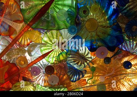 USA, WASHINGTON STATE, TACOMA, MUSEUM OF GLASS, CHIHULY BRIDGE OF GLASS, TUNNEL, BLICK AUF GLASKUNST IN DER DECKE Stockfoto