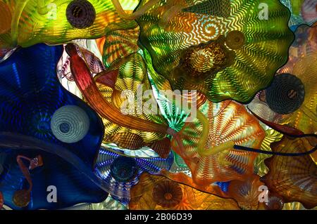 USA, WASHINGTON STATE, TACOMA, MUSEUM OF GLASS, CHIHULY BRIDGE OF GLASS, TUNNEL, BLICK AUF GLASKUNST IN DER DECKE Stockfoto