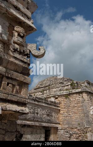 MEXIKO, HALBINSEL YUCATAN, ARCHÄOLOGISCHE ZONE CHICHEN ITZA, SÜDLICHER TEIL, GRUPO DE LAS MONJAS (NONNENKLOSTER), VERZIERTE FELSSCHNITZEREIEN Stockfoto