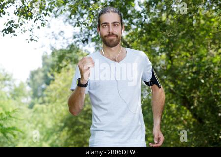 Mann im Wald laufen Stockfoto